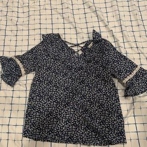 Simple Springy Navy Blue top with daisies Size M Girls